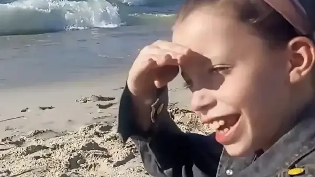 Gazze kıyılarında Sumud Filosu’nu beklerden resim çizdi