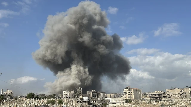 İsrail Gazze kentinde çok katlı bir binayı daha yerle bir etti