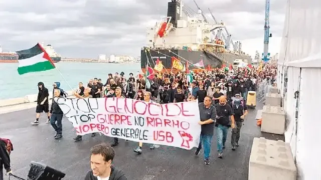 Liman işçileri işgal gemisini engelledi