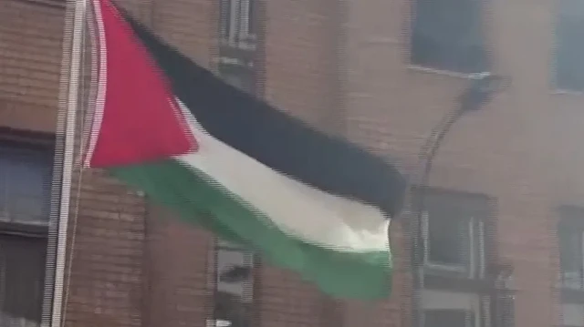 Londra’da tarihi anlar: Büyükelçilik önünde Filistin bayrağı böyle göndere çekildi