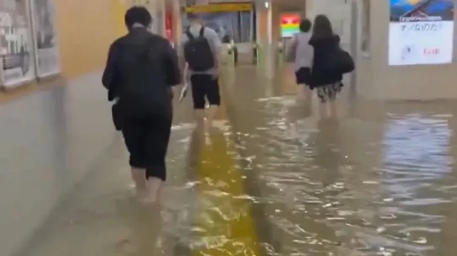 Sağanak yağış Tokyo’yu felç etti: Yollar göle döndü tren ve metro seferleri durdu