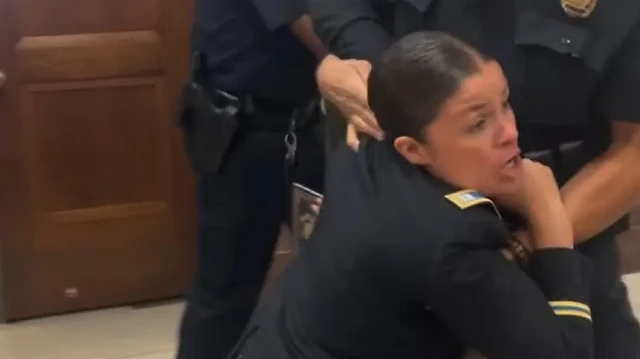 Senatoda İsrail’e ‘terörist’ deyip ABD’yi soykırımla suçlayan rütbeli savaş gazileri yaka paça tutuklandı: Ayağa kalk Amerika