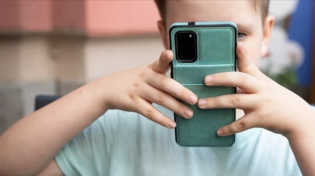 Uzmanlar uyardı: Erken yaşta telefon kullanımı çocukların gelişimini tehdit ediyor