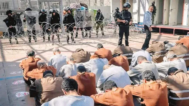 Yeni silahlarla işkence yapıyor