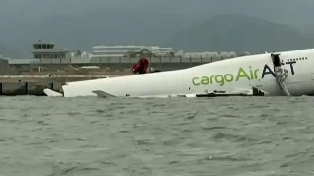 Dev kargo uçağı iniş sırasında pistten çıkıp denize sürüklendi: 2 ölü