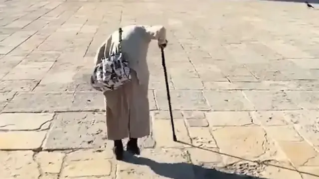 Filistin direnişinin sembolü: Hacı Ümmü İbrahim 70 yıldır Mescid-i Aksa’nın kapısında nöbet tutuyor