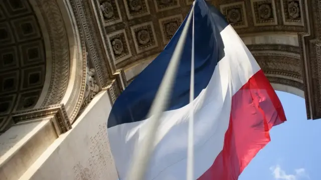 Fransa’da sosyalistlerden emeklilik reformunu askıya alan hükümete destek sinyali