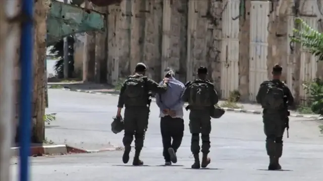 İsrail ordusu işgal altındaki Batı Şeria’da 3’ü çocuk 20 Filistinliyi gözaltına aldı