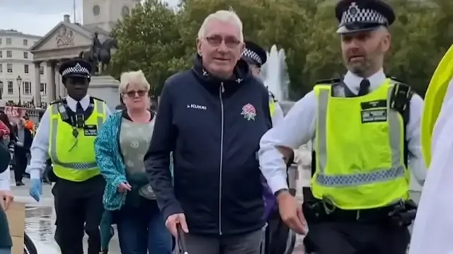 Londra’da İngiliz polisi görme engelli Gazze destekçisini ‘terör suçundan’ tutukladı: O anlar kamerada