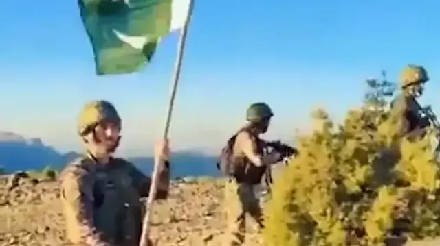 Pakistan ordusu Taliban karakolunu ele geçirip göndere bayrak çekti