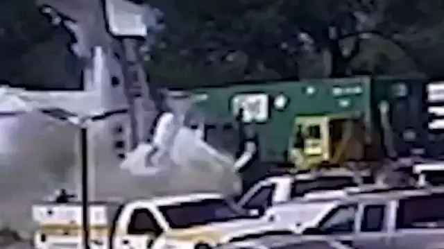 Teksas’ta bir pilot kontrolü kaybedince uçağıyla birlikte otoparka çakıldı: O anlar kamerada