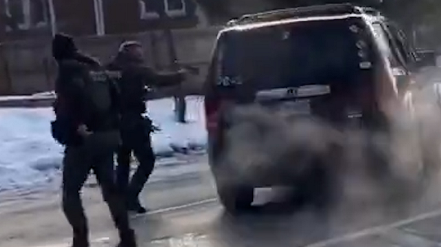 ABD’de ICE ajanları aracından inmeyen kadını vurarak öldürdü