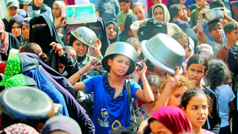 Aç insanlara kola ve cips dayatıyorlar