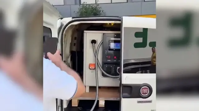 Aracının bagajına yerleştirdiği jeneratörle yolda kalan elektrikli otomobillere şarj hizmeti veriyor