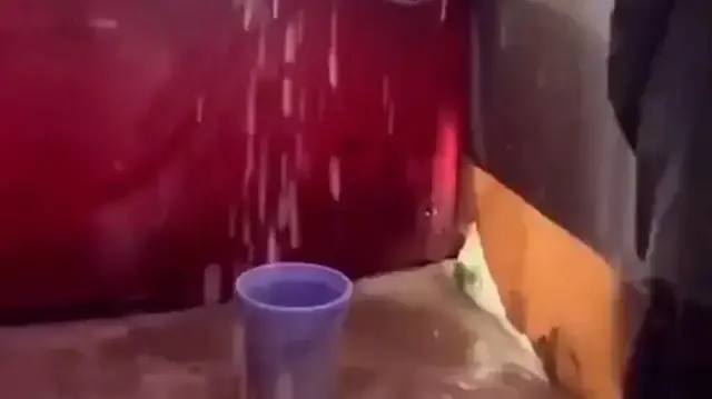 Çadırlarda yaşayan Gazzeliler şiddetli yağmurlarla zorlu bir sınav veriyor