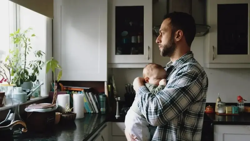 Doğum sonrası depresyon babaları da etkiliyor: Bu belirtilere dikkat