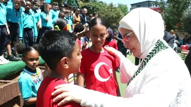 Emine Erdoğan’dan Güney Afrika’daki Uluslararası Maarif Okulu’nu ziyaret etti
