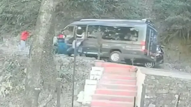Hindistan’da faciayı ağaç önledi: Turistler uçurumun kenarında geri geri kayan minibüsten böyle atladı