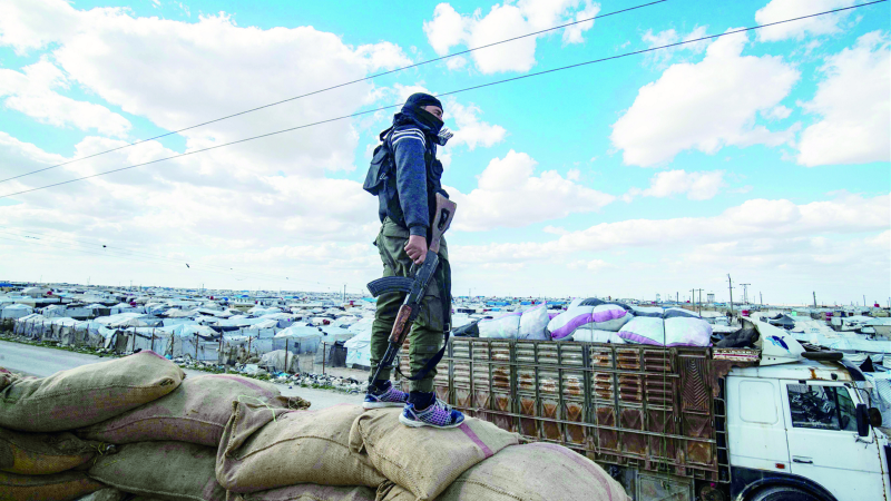 Hol Kampı’nı bırakıp kaçtılar