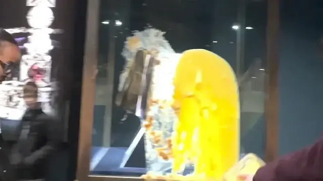 İngiltere’de kraliyet tacına ‘muhallebili’ saldırı