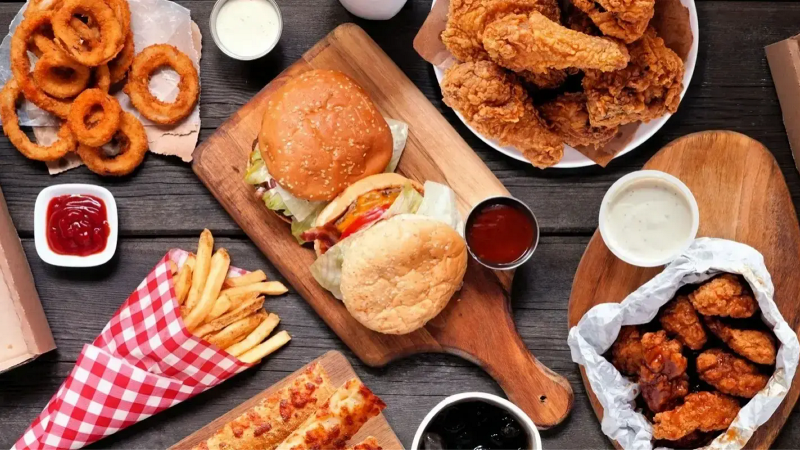 İngiltere’de sağlıksız gıda reklamlarına yönelik yeni yasak yürürlüğe girdi