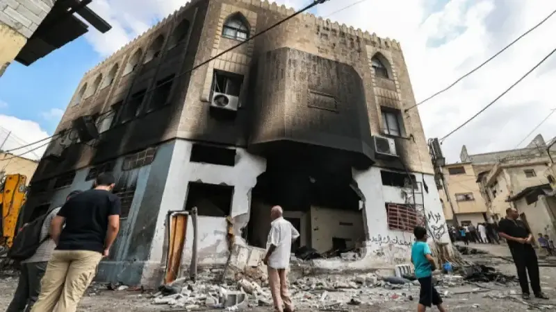 İşgalci İsrailliler Batı Şeria’da bir camiyi ateşe verdi