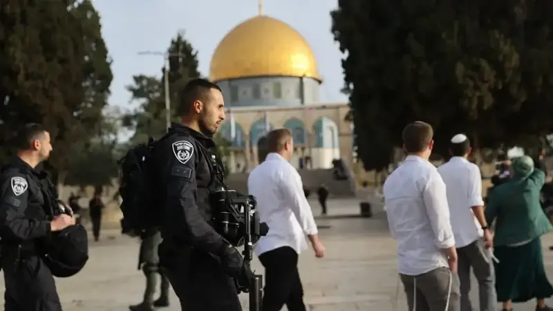 İşgalci İsrailliler Mescid-i Aksa’ya baskın düzenleyerek ayin düzenledi