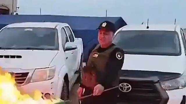 İsrail destekli çetenin lideri Hüsam el-Astal Hamas’a ‘yalancı’ deyip canlı yayında bayrağını yaktı