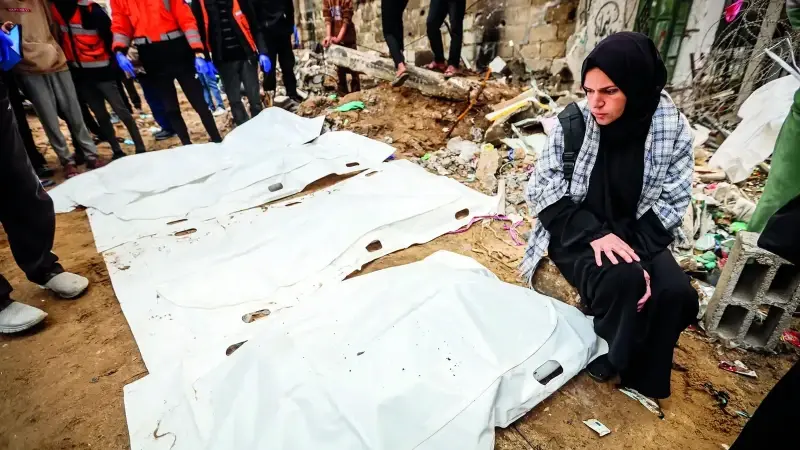 İsrail vahşeti mezarlara da ulaştı