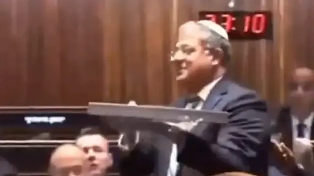 Katil İsrail Parlamentosu’nda skandal hamle: Siyonist Bakan Ben Gvir Filistinli esirlere idam kararını tatlı dağıtarak kutladı