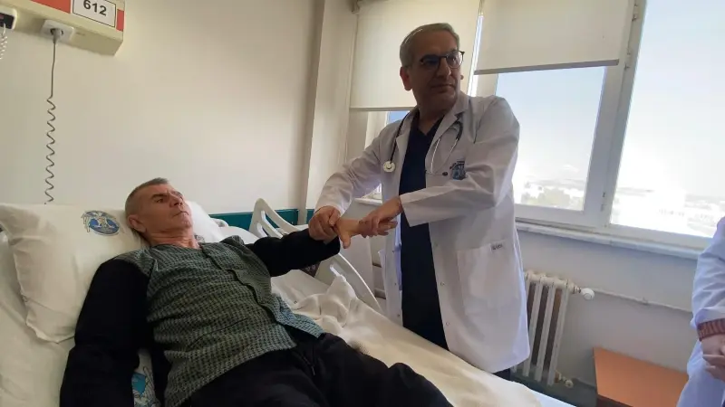 Şah damarındaki yapısal bozukluk nedeniyle felç geçiren hasta stent takılınca ayağa kalktı