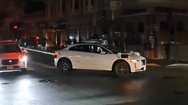 San Francisco’da garip manzara: Şehirde elektrikler gidince sürücüsüz otonom araçlar da devre dışı kaldı