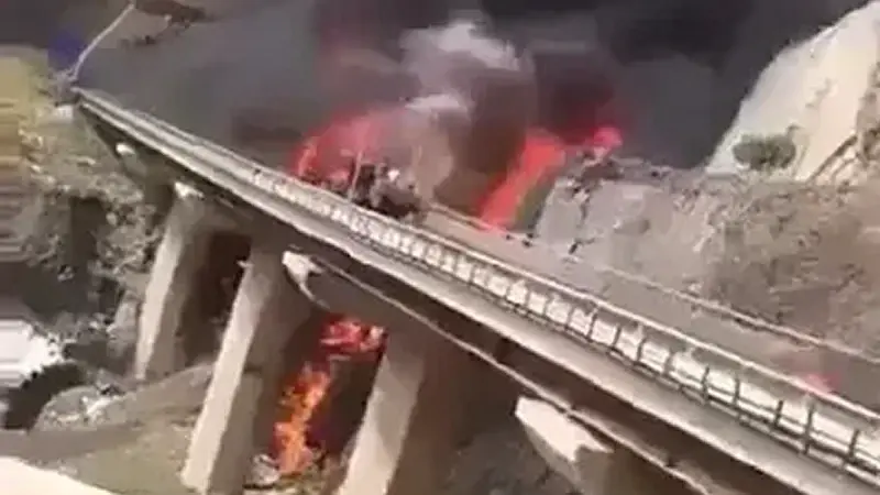 Suudi Arabistan’da otobüs tankere çarptı: 45 kişi hayatını kaybetti