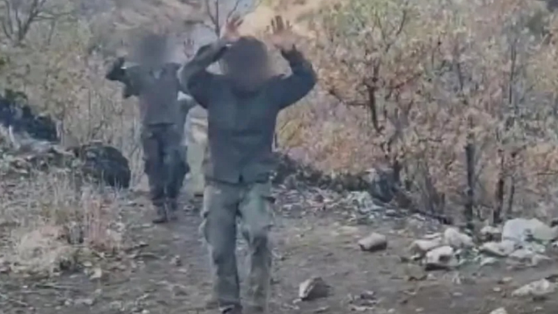 YPG’den kaçan kaçana: 100 terörist Suriye’ye teslim oldu