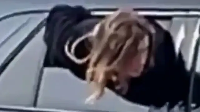ABD’de film gibi kaçış anları: Kadın şüpheli polis aracından süzülüp firar etti