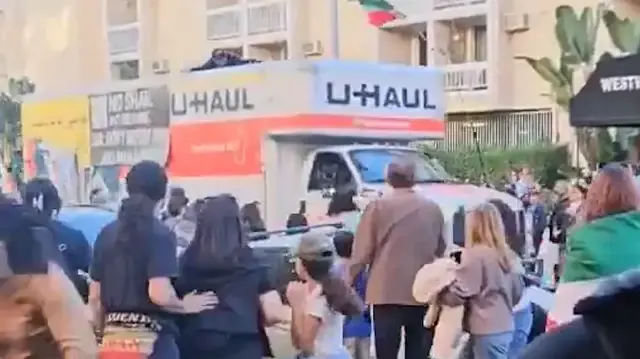 ABD’de İran’daki protestolara destek verenlerin arasına kamyon daldı: Sürücüyü linçten polis kurtardı