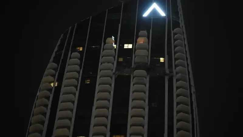 Dubai’de binaya İHA isabet etti