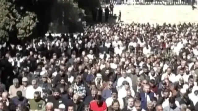 Engellere rağmen Mescid-i Aksa’da Ramazan’ın ilk cuma namazı için 80 bin kişi saf tuttu