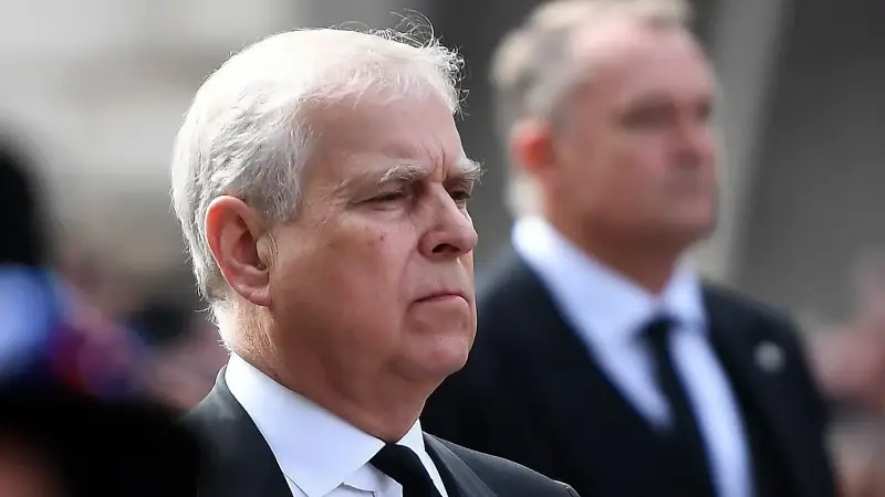 Epstein’le adı anılan eski Prens Andrew’un taht sırasından çıkarılabileceği iddiası