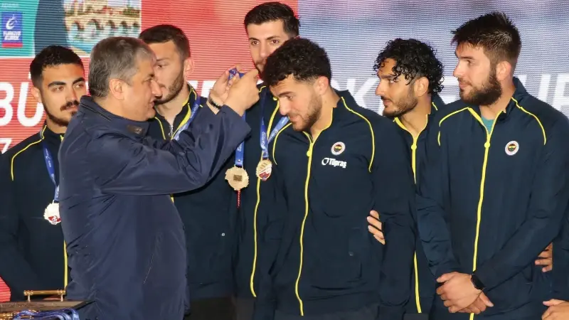 Fenerbahçe Kürek Takımı zirvede