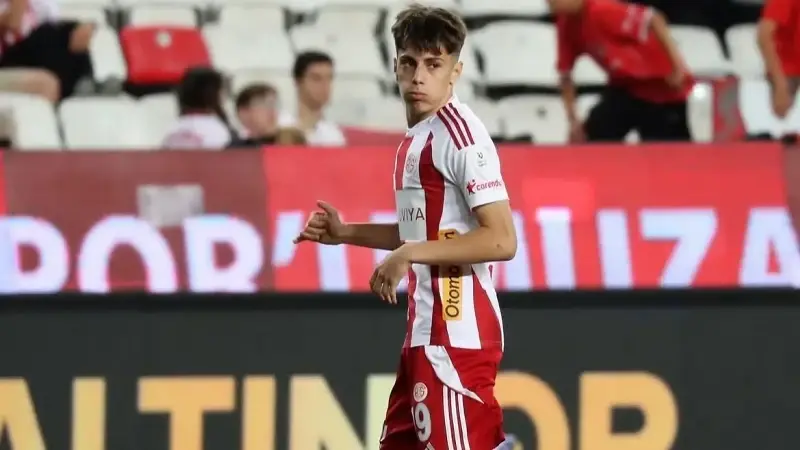 Fenerbahçe’den son gün sürprizi: Genç futbolcuyu kadrosuna kattı