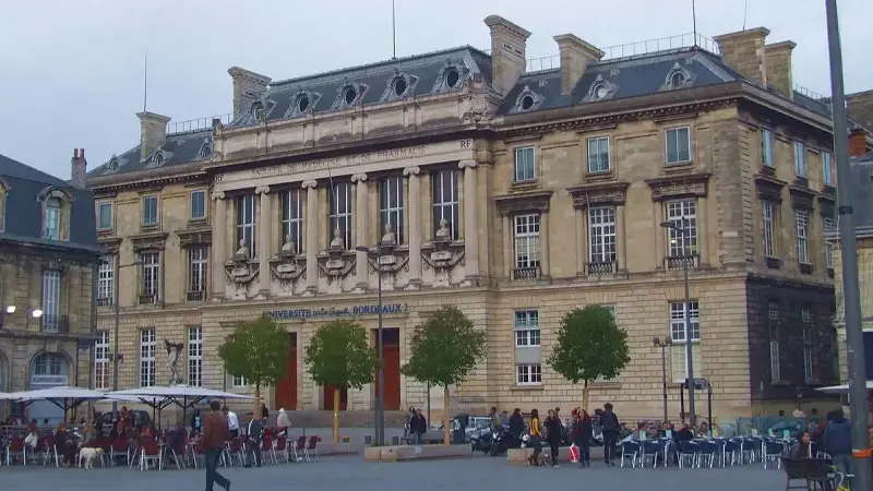 Fransa’daki üniversitenin duvarlarına İslamofobik yazılar yazıldı