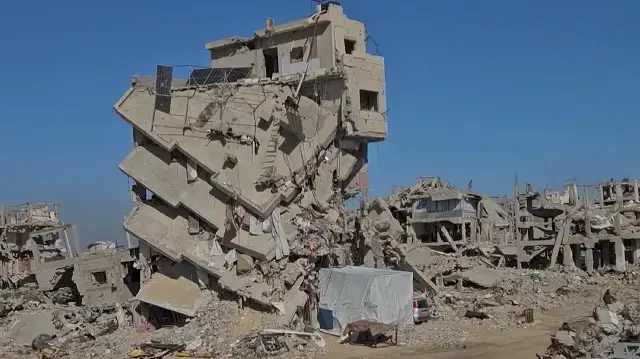 Gazze’de barınma krizi: 15 kişilik Filistinli aile çökmenin eşiğindeki enkazda yaşamak zorunda kaldı