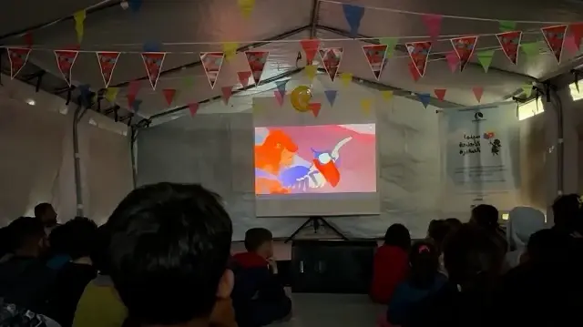 Gazze’de enkazlar arasında sinema: Yerinden edilen çocuklar az da olsa teselli buldu