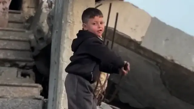 Gazze’nin yıkılmayan umudu: Çocuklar enkaz yığınlarını oyun parkına çevirdi