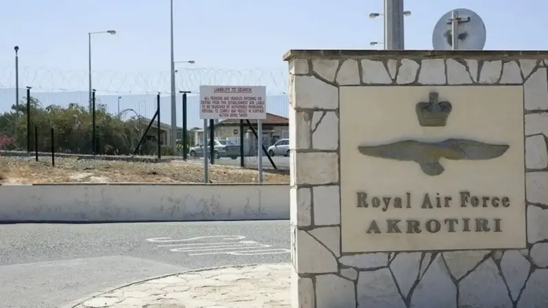 GKRY’deki İngiliz üslerindeki ailelerin zorunlu tahliye süreci uzatıldı