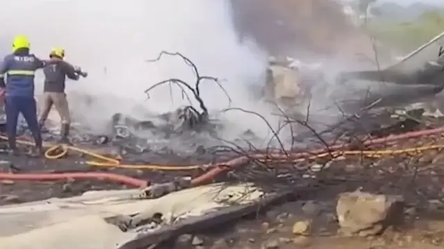 Hindistan’da başbakan yardımcısını taşıyan uçak iniş sırasında yere çakıldı