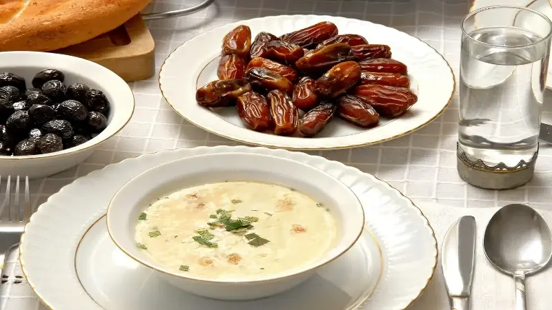 İftar ve sahurda hızlı yemek yiyenler dikkat: O rahatsızlığa yol açabilir