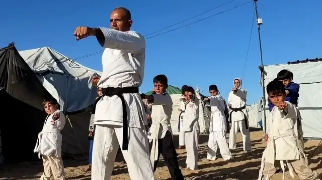 İmkânsızlığın ortasında sporcu yetiştiriyor: Gazzeli çocuklar savaşın travmasını karateyle aşıyor