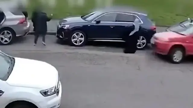 İngiltere’de aracını başörtülü kadının üzerine sürdü